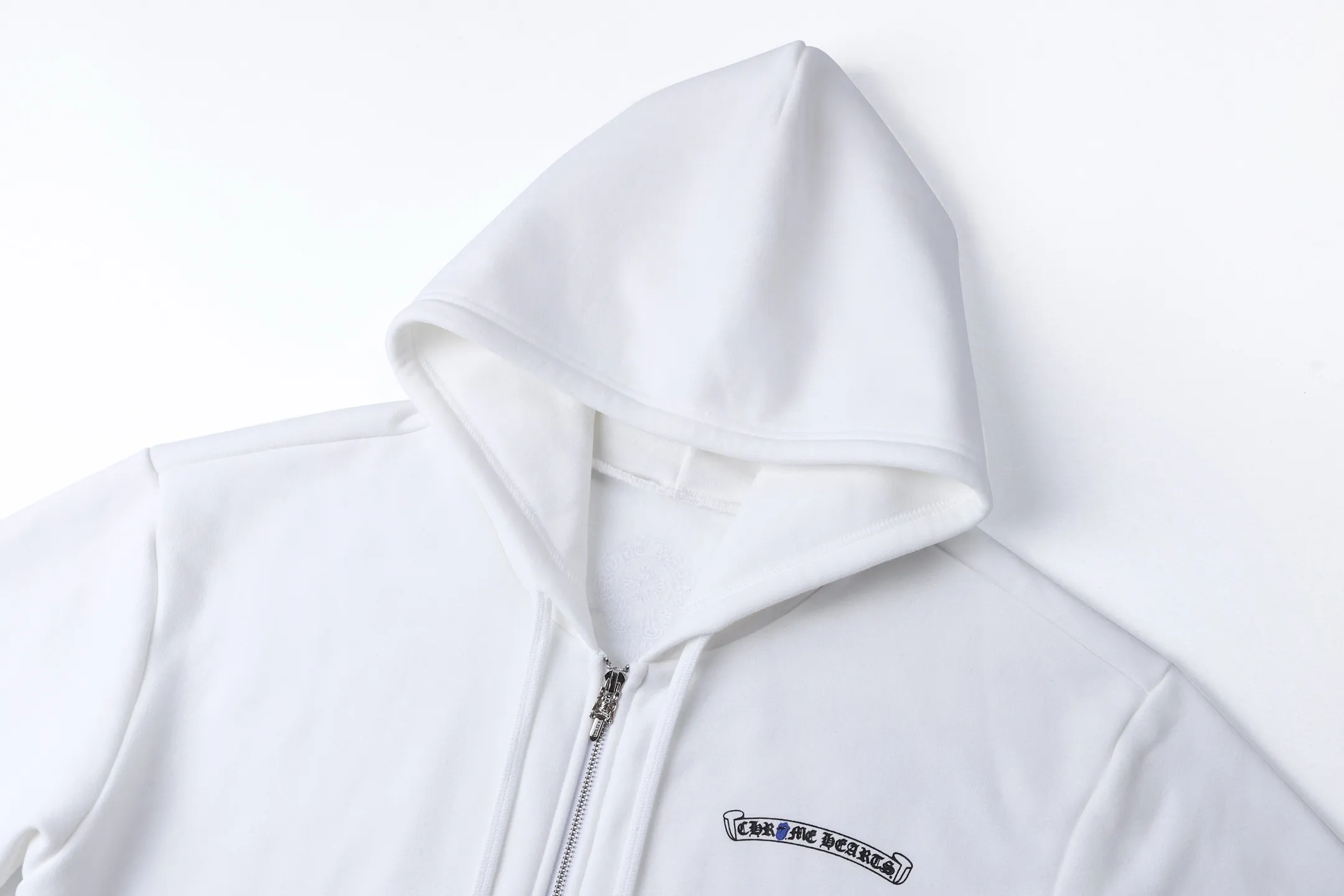 P450 Chrome Hearts hooded glue printed sweatshirt jacket ●380g cotton fleece sweatshirt material ●420g 1*1 matching high-end fashion brand rib ●Fabric enzyme washing ●Glue printing ●Customized 1:1 hood rope ●Customized 1:1 zipper ●Customized 1:1 trademark ●Loose fit ●Size: S M L XL ●Style number: 25357/4B#10